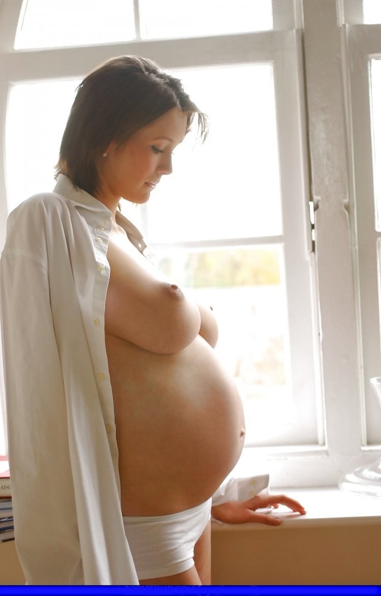 Completely naked pregnant women