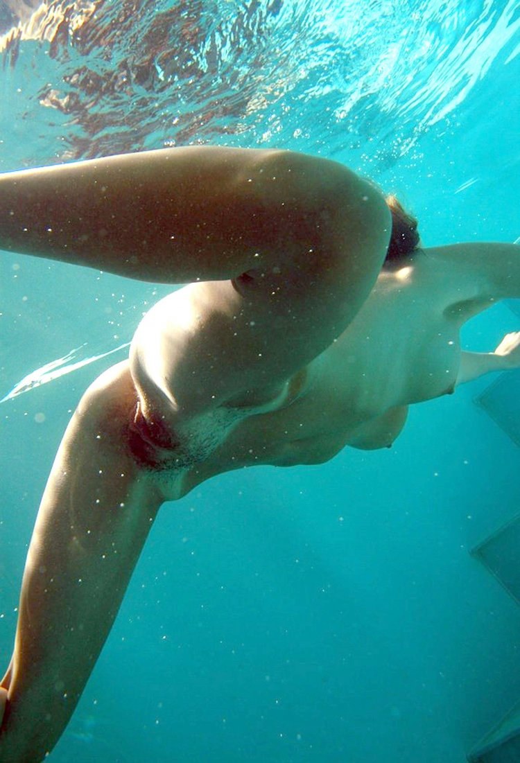 Underwater shooting nude