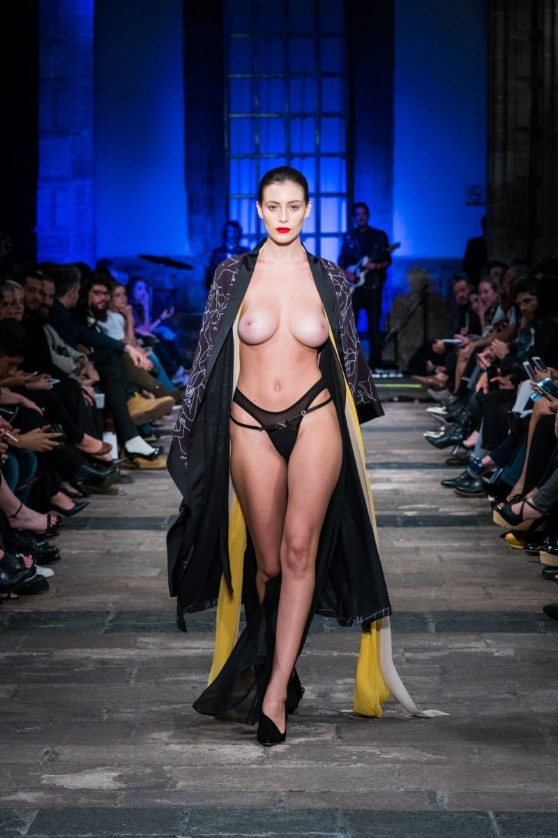 Models on the catwalk without panties (74 photos)
