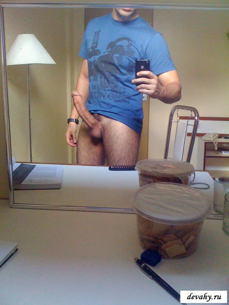 Naked guy in front of the mirror