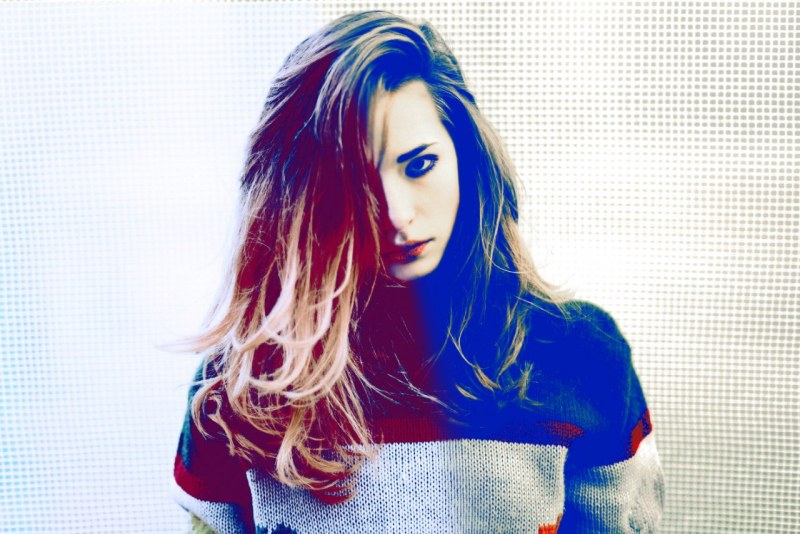 Julie Cache plus saz