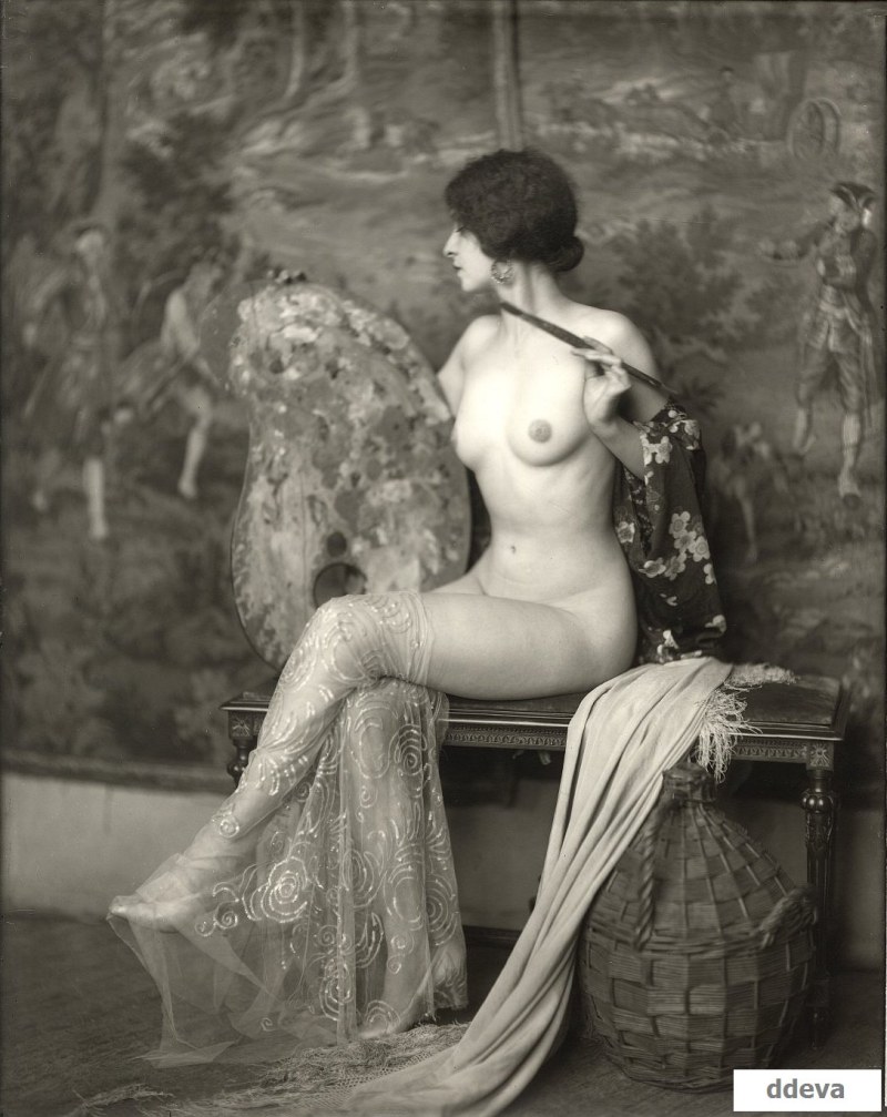 Retro 1900 naked women