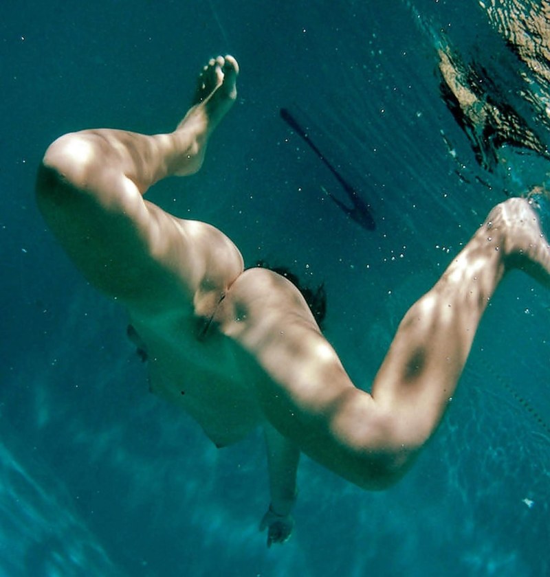 Naked women dive