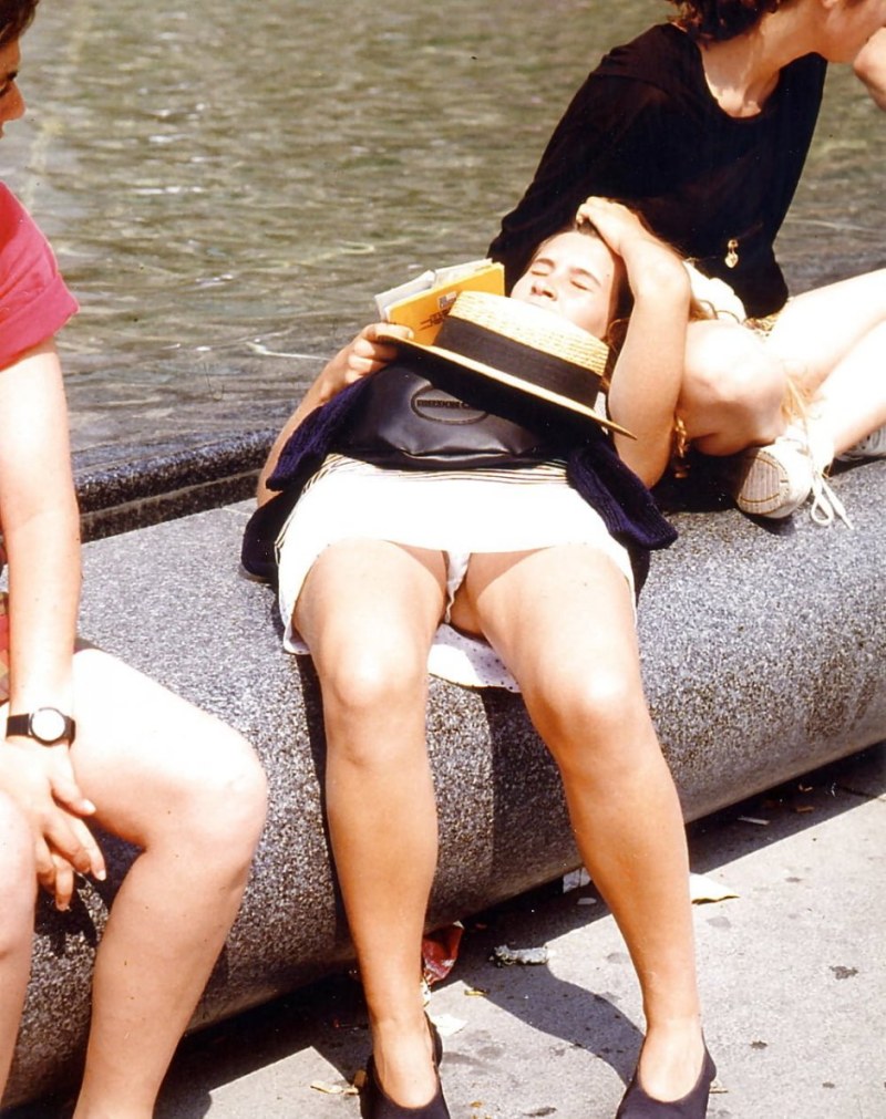 Peeping under a skirt without panties