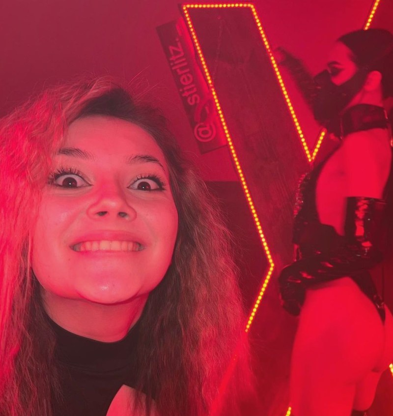 Mira_TWITCH in the pool