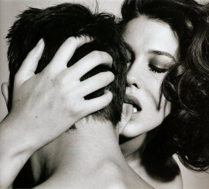 Passionate kisses in bed