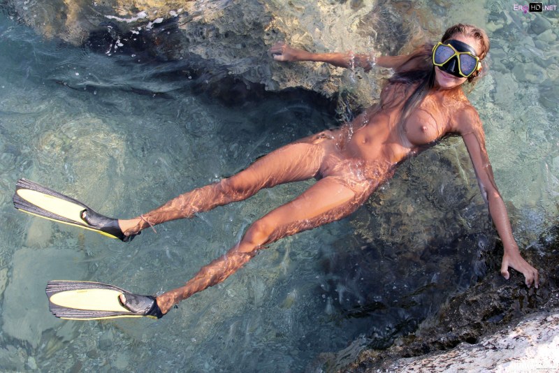 Naked women dive
