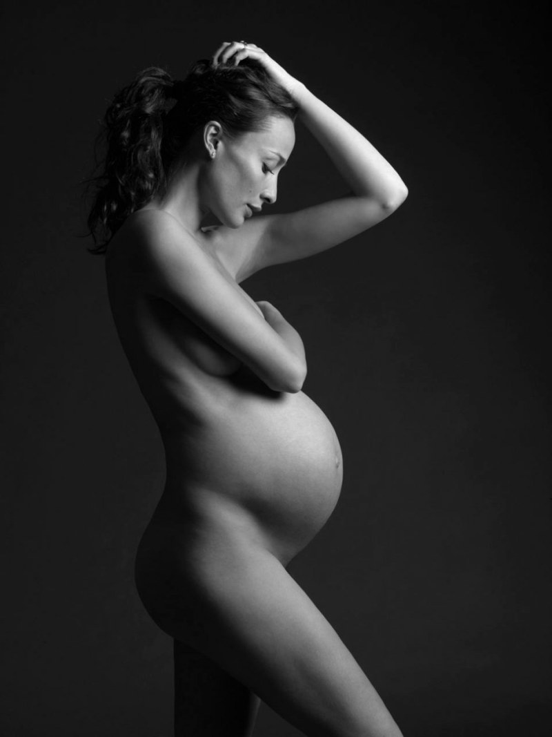 Photoshoot of a naked pregnant woman