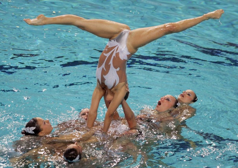 Naked synchronists in water