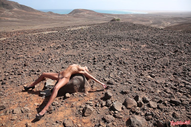 Seduces the guy on the beach