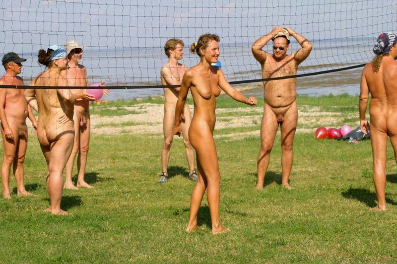 Girls fuck in the pool