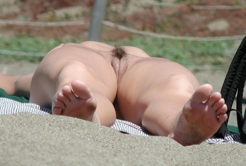 Hair between legs on the beach