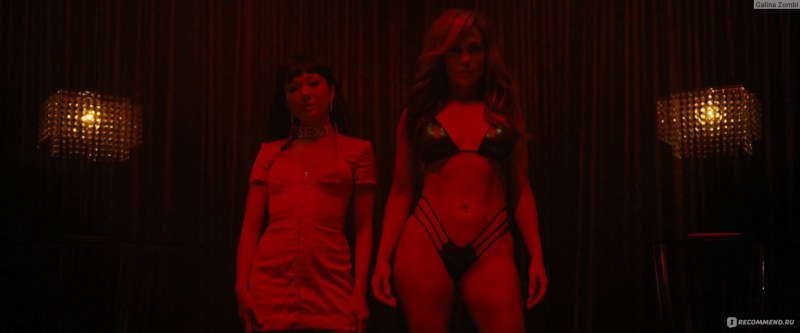 Carmen Electra Strepe Dance