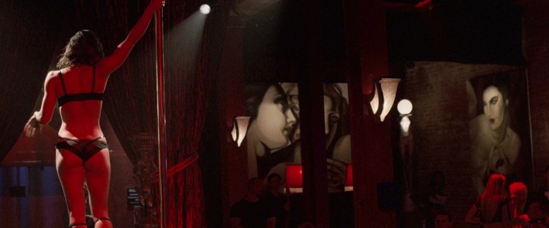 Natalie Portman striptease