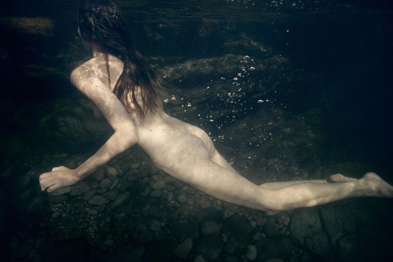 Underwater shooting nude