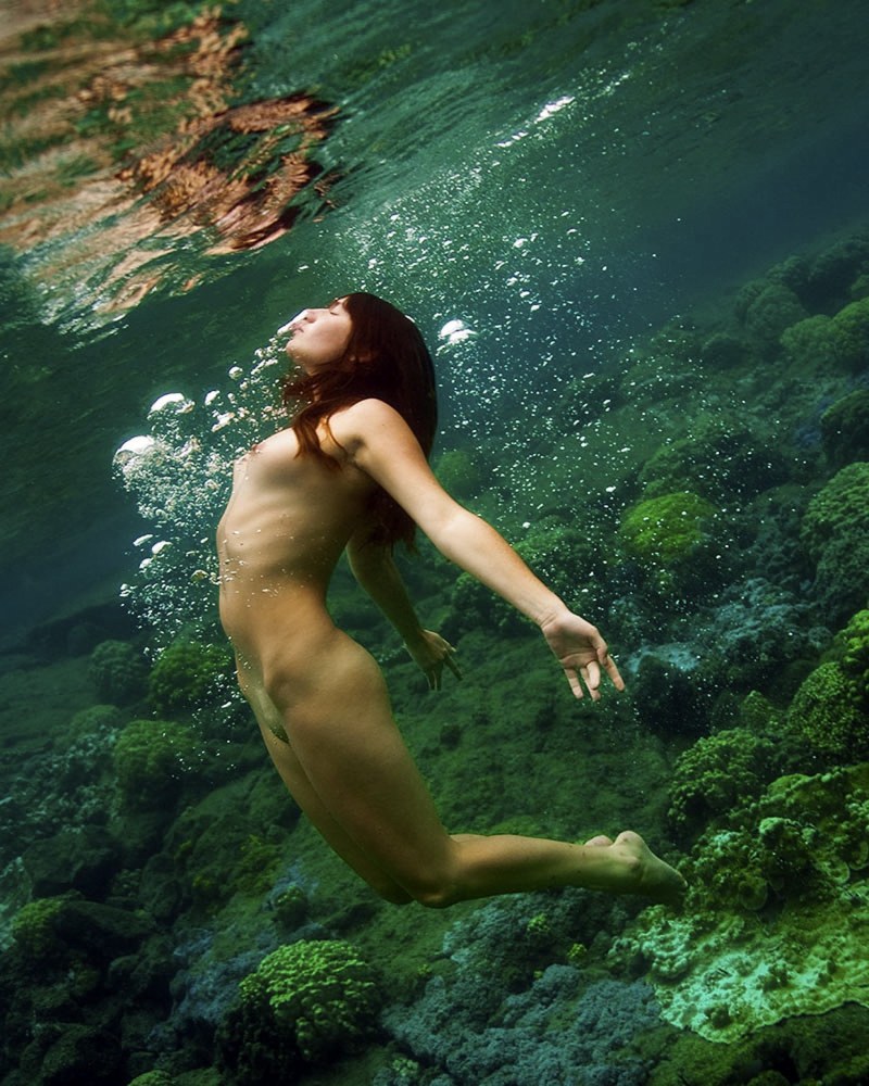 Underwater shooting nude