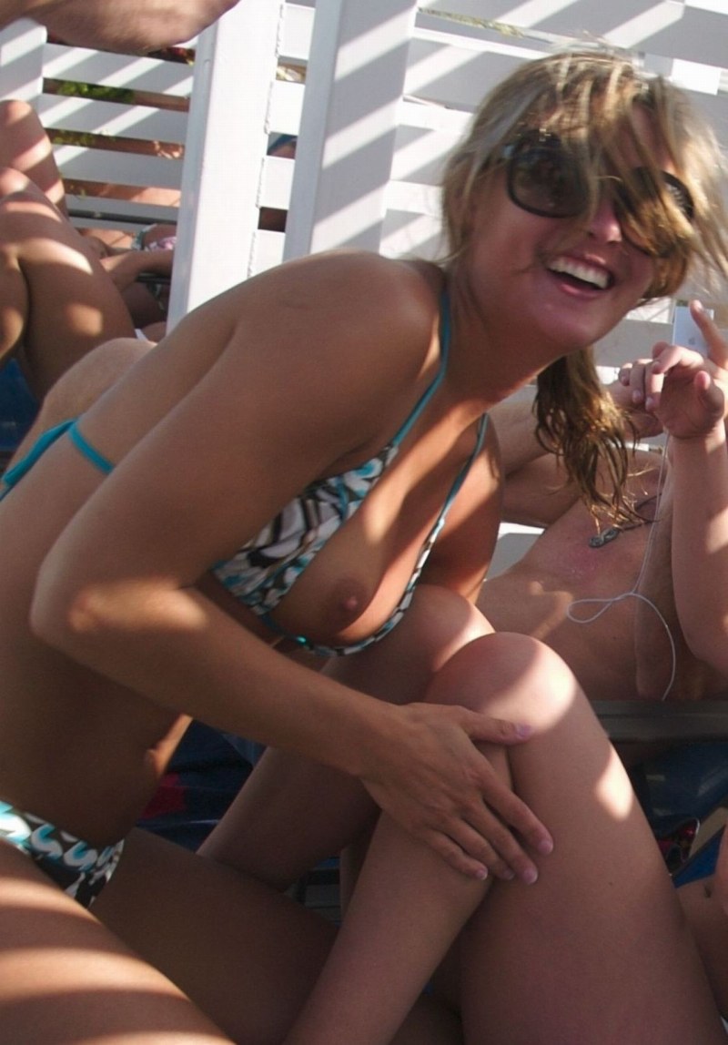 Tits on the beach spied