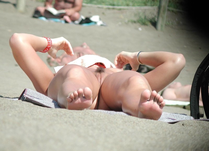 Big breasts on the beach spied