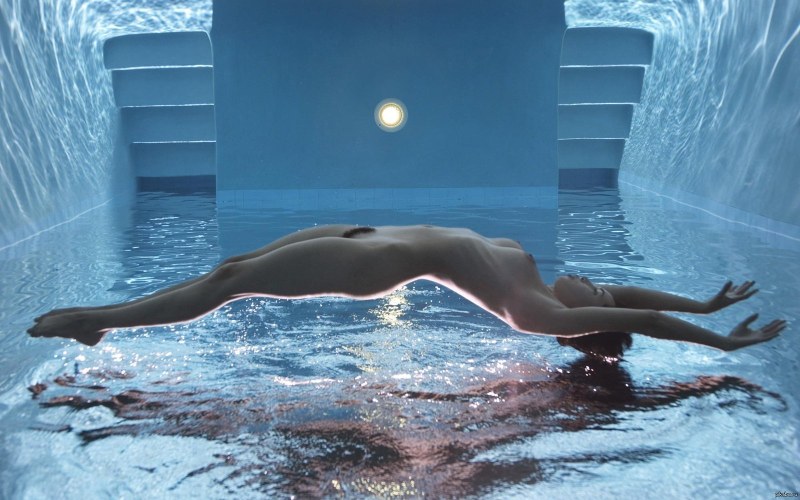 Naked swimmers synchronizers