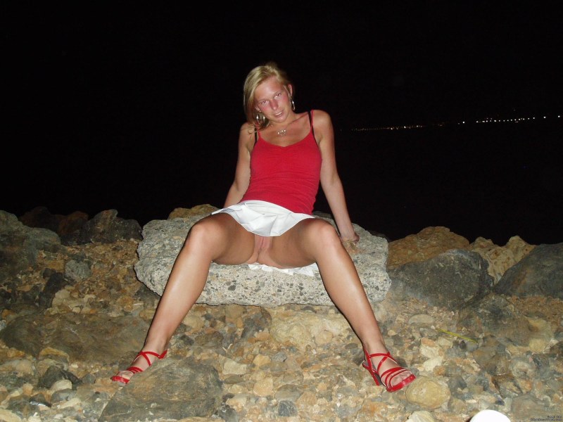 Specified masturbation on the beach