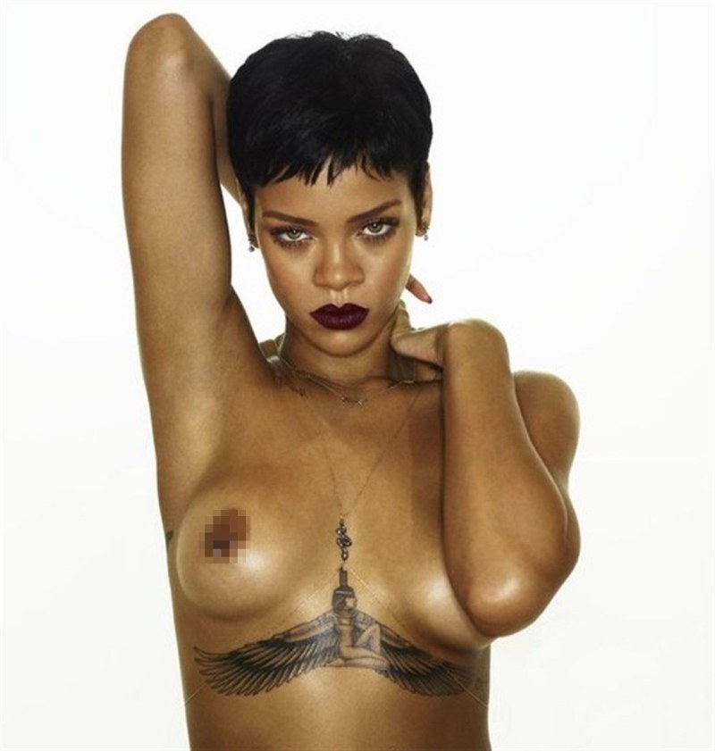The singer Rihanna is naked