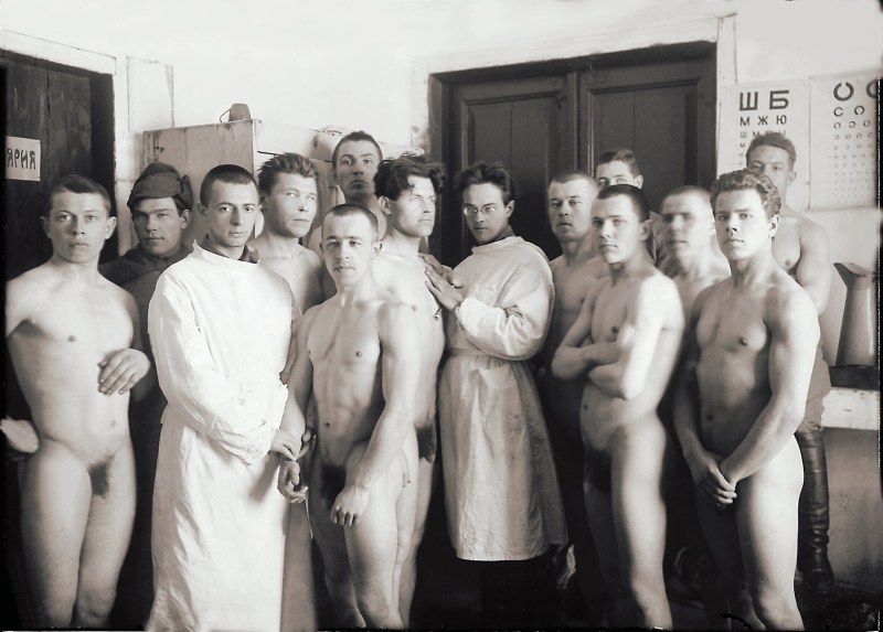 Naked physical examination in the military enlistment office