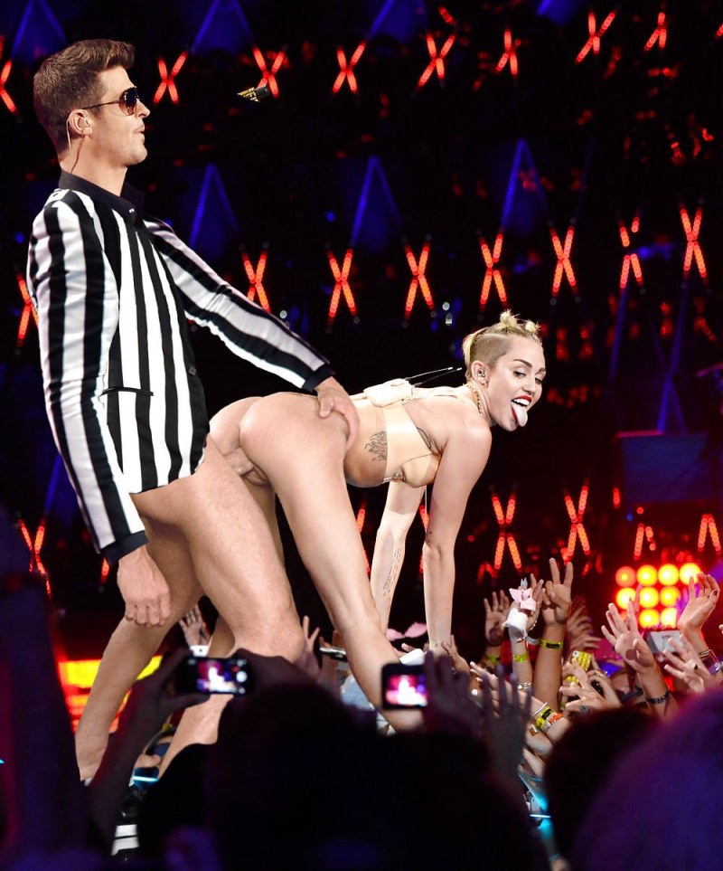 Naked stars Miley Cyrus