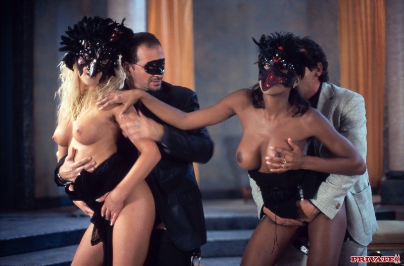 Girl in the carnival mask nude