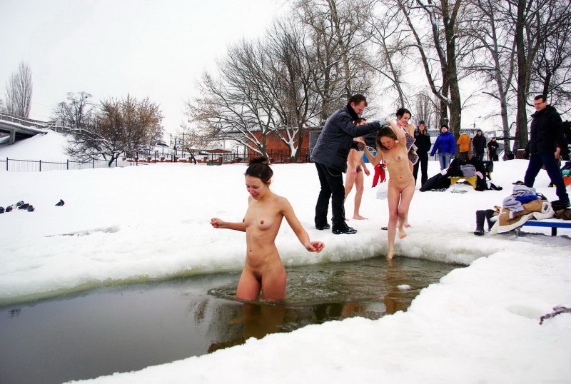Naked chicks in the snow after a bathhouse