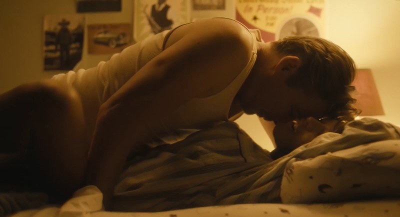 Carmen Ejoy satisfies herself