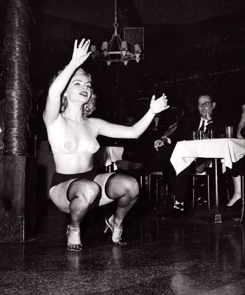 Cordobelet Naked women