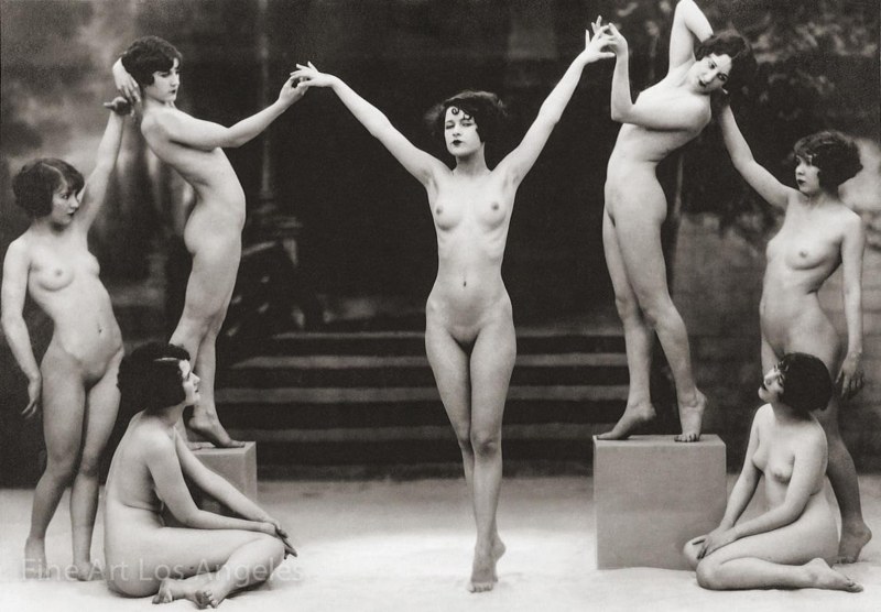Naked Dancers of Kabarea Moulin Rouge