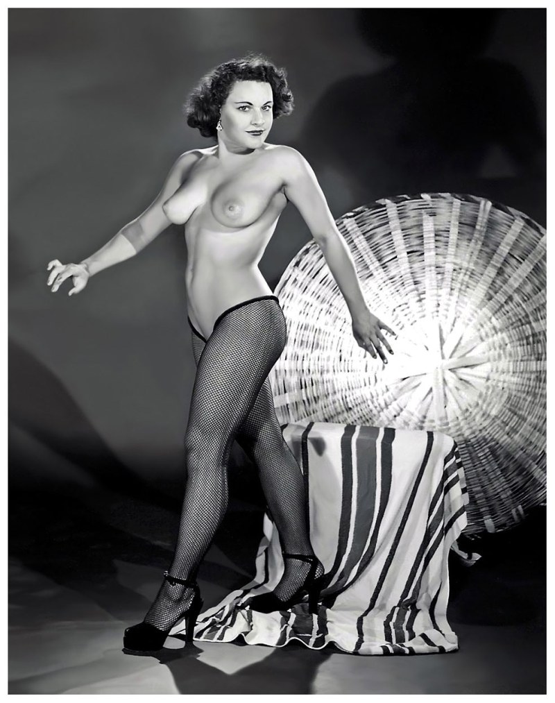 Naked cordeoberate retro