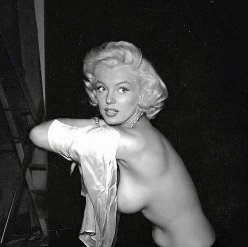 Naked Merlin Monroe Retro