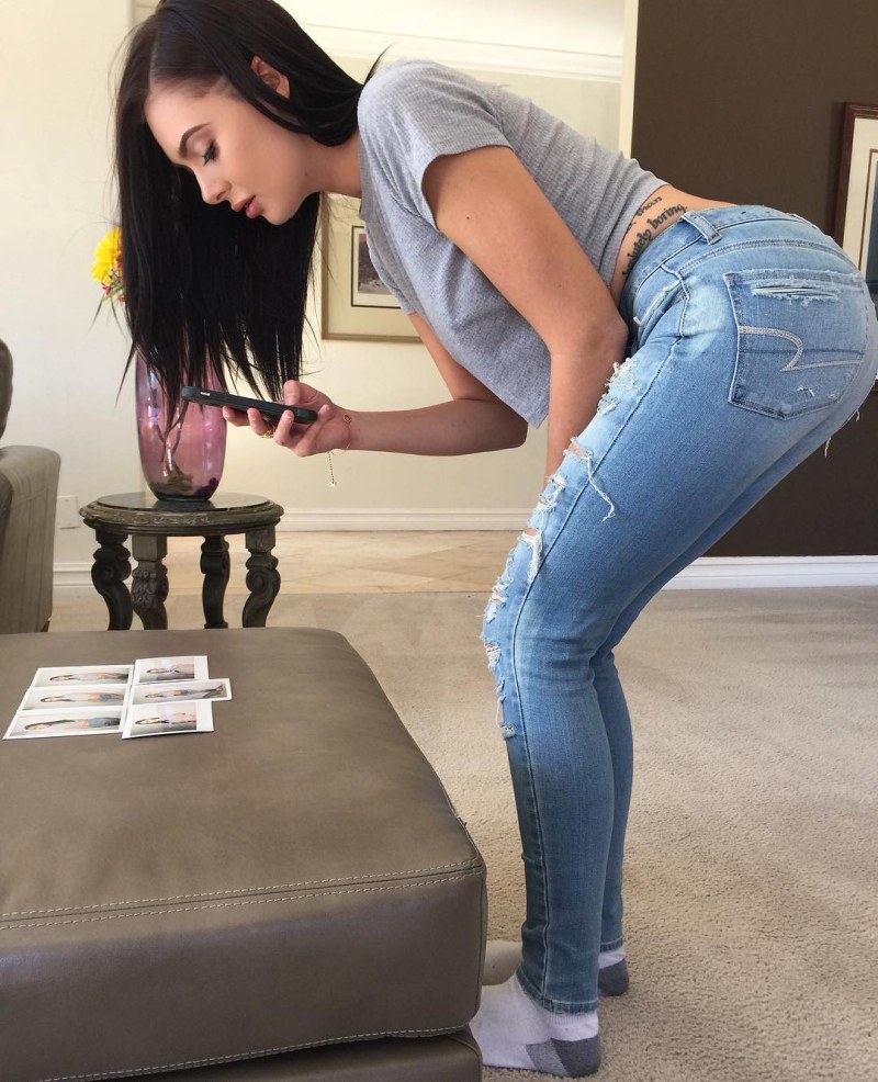 Lana Ruds in jeans