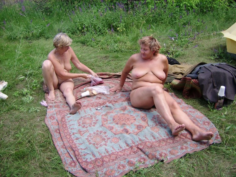 Girl naked on a picnic
