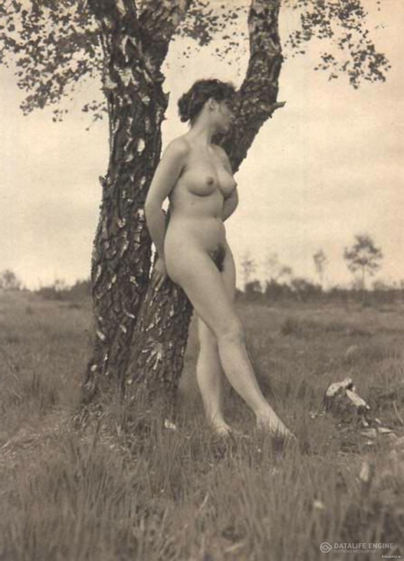 Retro naked girls in nature