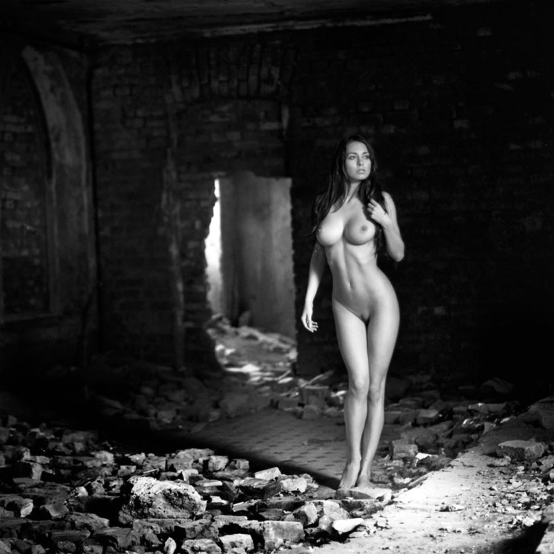 Photo shoot nude in ruins