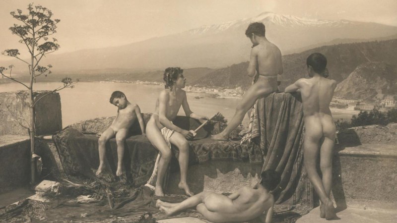 Retro naked guys-commissioners