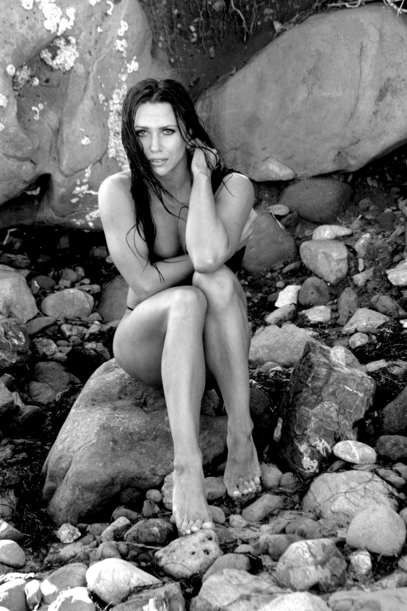 Oksana Grishina barefoot