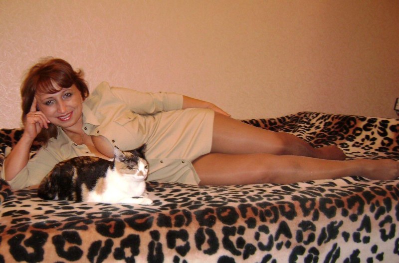 Lonely woman in social networks