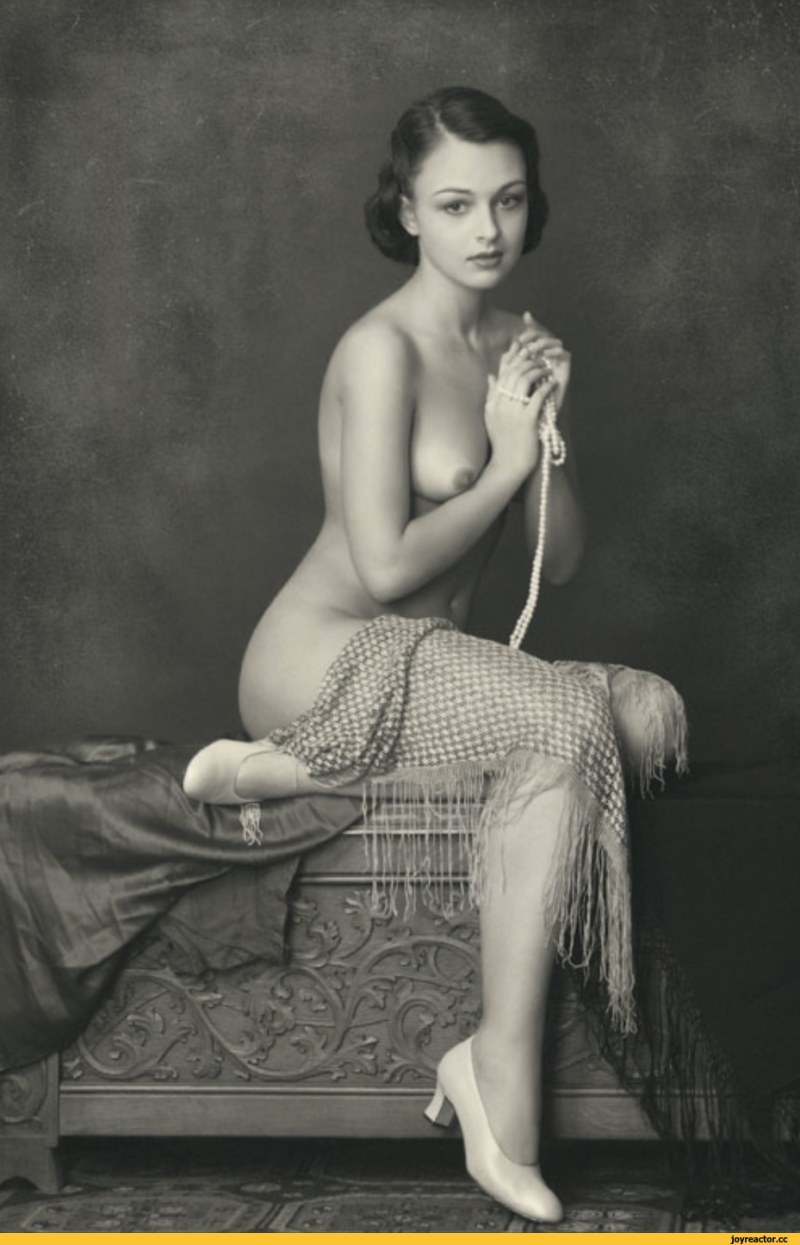 Artist Laszlo Gulis painting nude