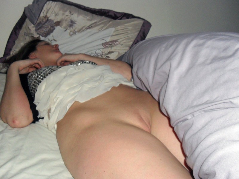 Instasamka sleeps without panties