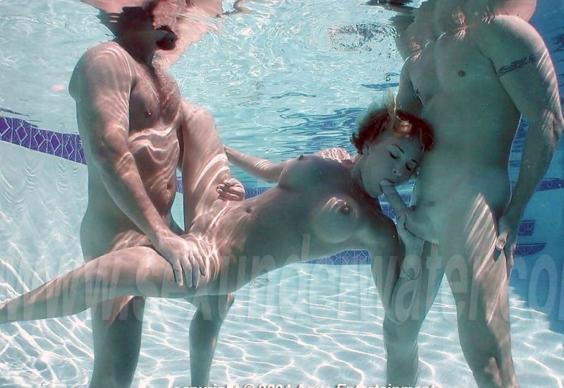 Shows pussy underwater