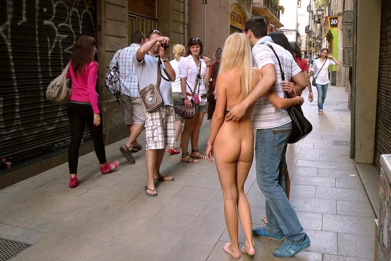 Nudity in public places