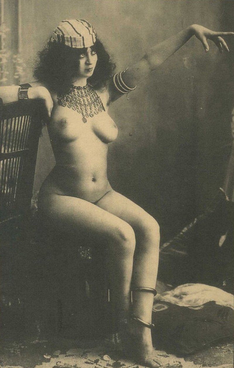 Naked women retro lesbia