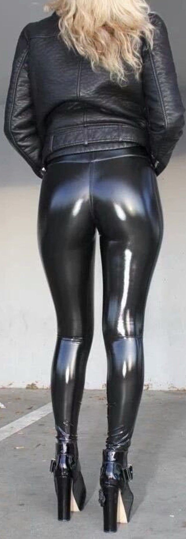 The elderly. Women. In .. bottforts