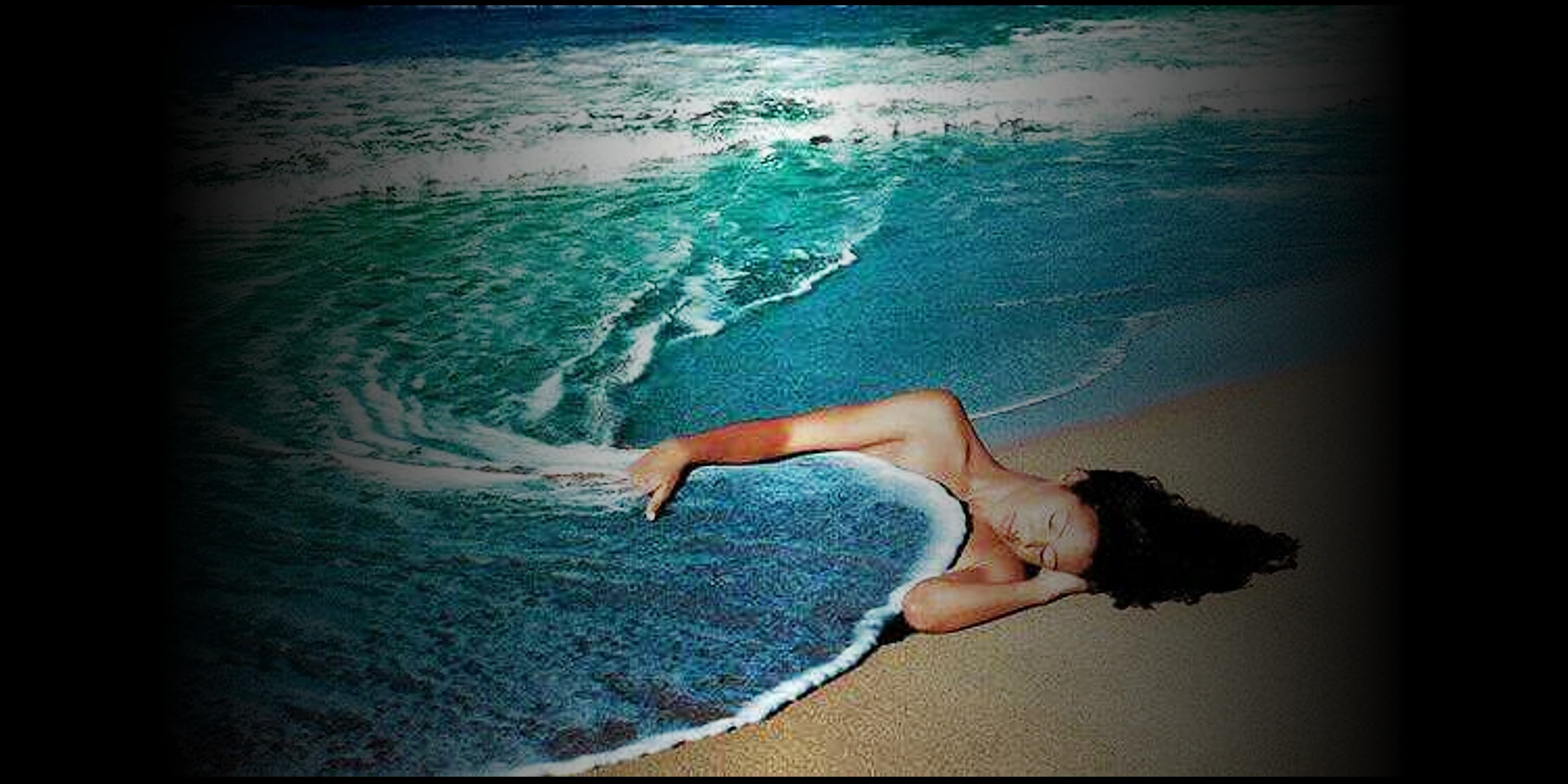 Я хочу быть водою. Фотосессия на море для девушек. Купание в море. Прелести моря. Волна накрывает девушку.