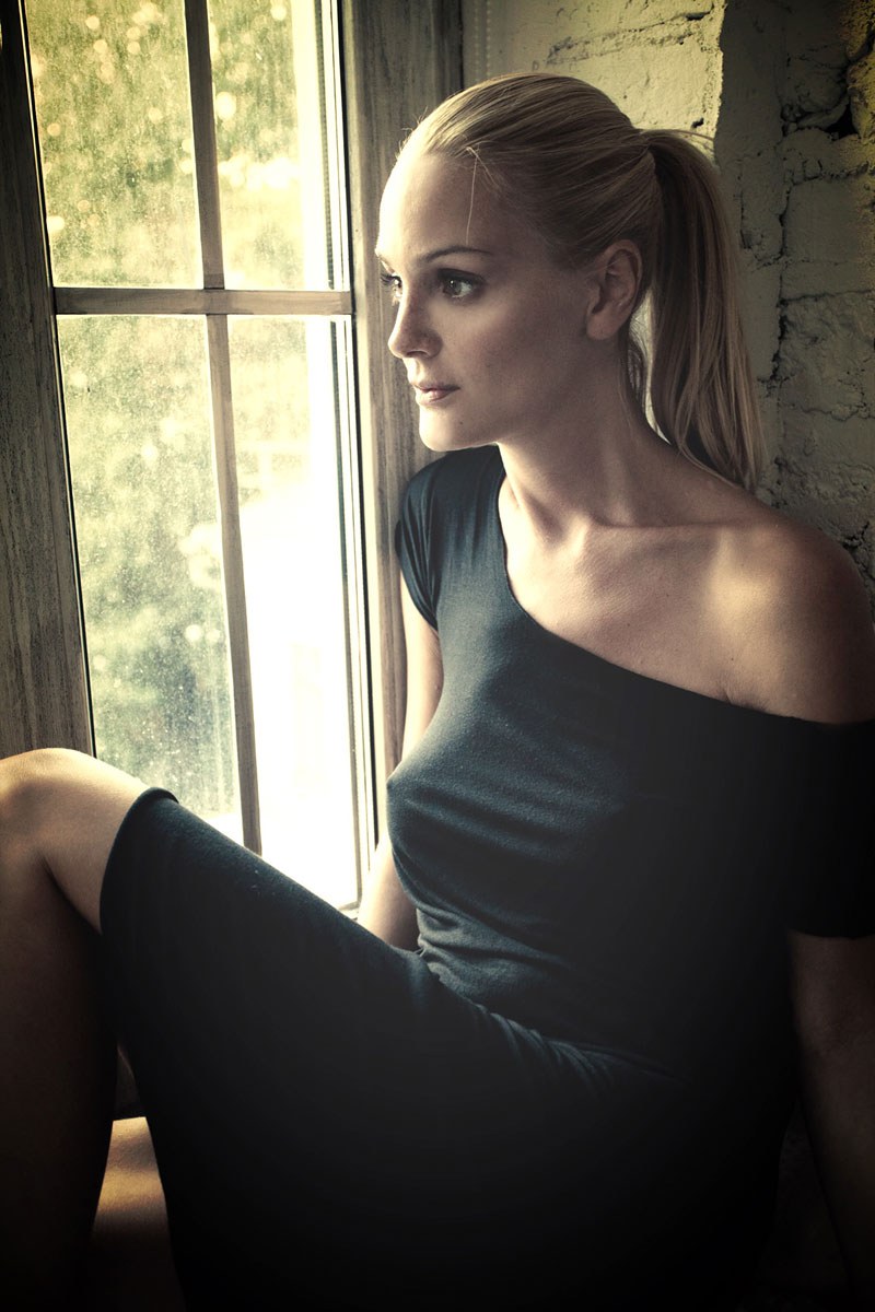 Polina Grenz in linen