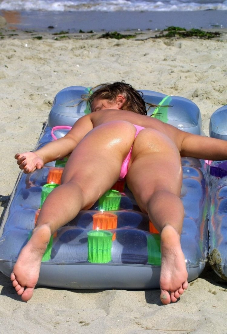 Peeping behind the naked on the beach